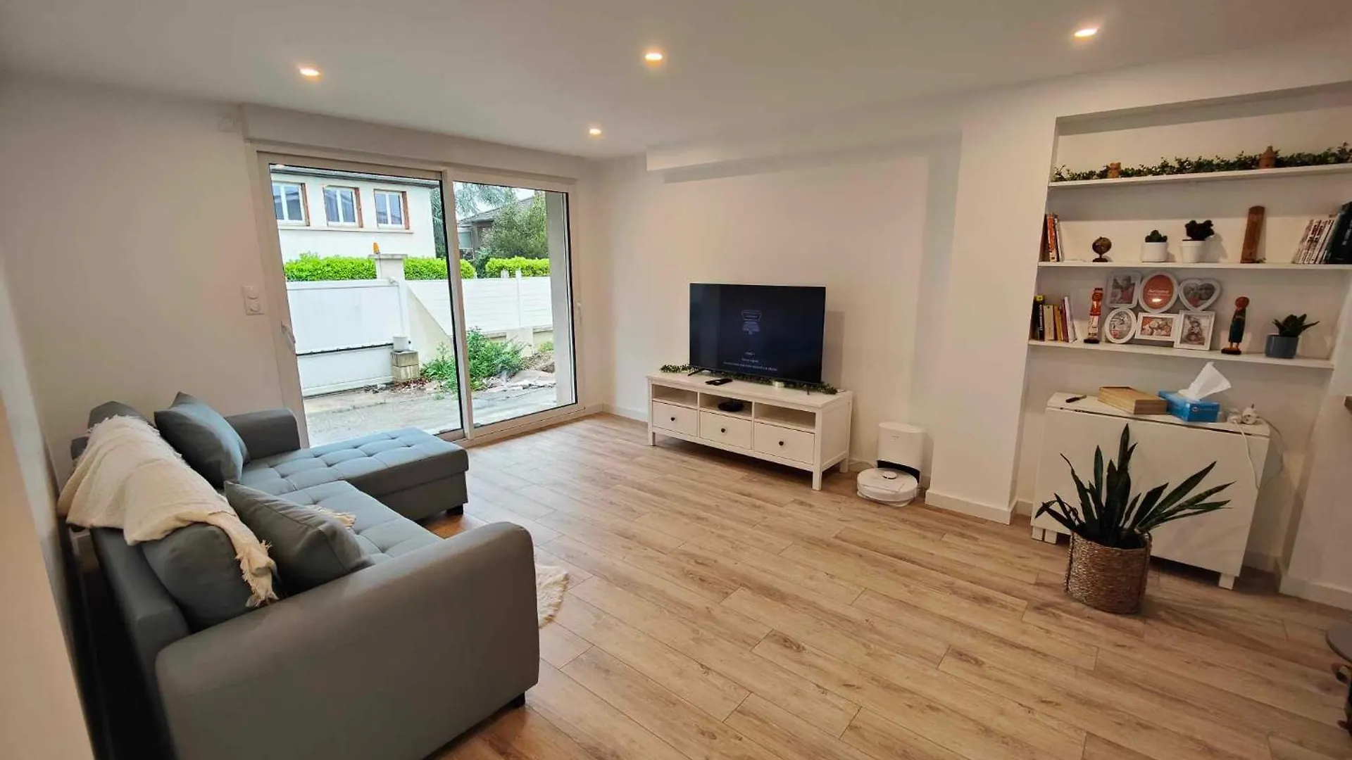 Holiday home Rdc T4 Maison Proche Aeroport Saint-Laurent-de-Mure